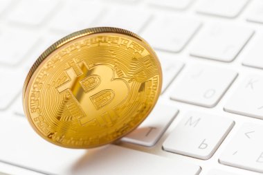 Bitcoin altın sikke üzerinde klavye, kripto para kavramı