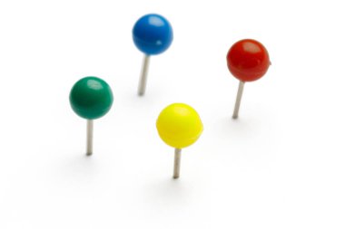 Beyaz arka plan üzerinde izole itme pimleri.