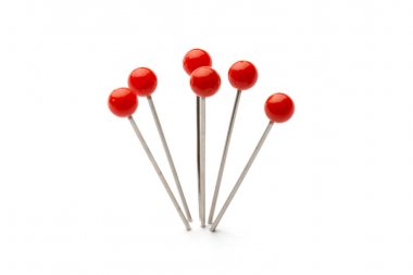 Beyaz arka plan üzerinde izole itme pimleri.