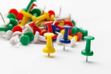 Beyaz arka plan üzerinde izole itme pimleri.