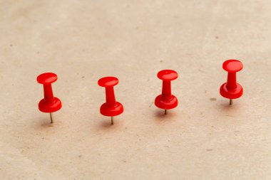 Corkboard arka plan üzerinde kırmızı iğneler