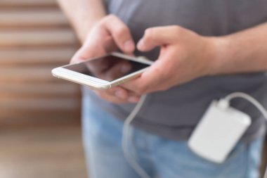 Güç bankasıyla çalışan akıllı telefon