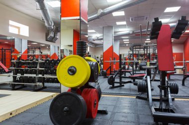 Modern spor salonunda aletleri