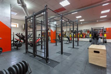 Modern spor salonunda aletleri