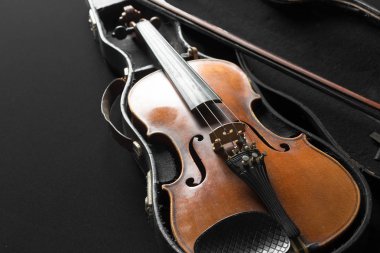 Siyah arka plan üzerine eski kahverengi keman