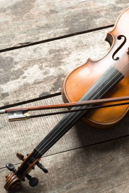 Ahşap masa, keman görünümü kapatın