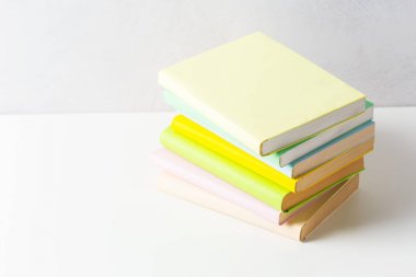 Tablo farklı kitap yığını closeup