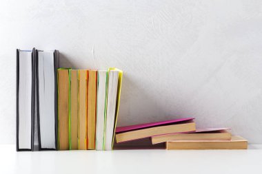 Tablo farklı kitap yığını closeup