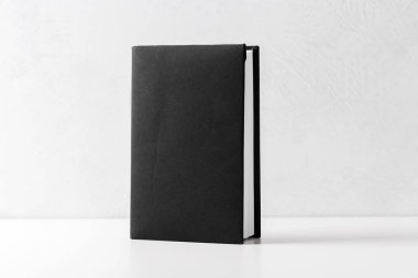  Masadaki bir yığın kitap.