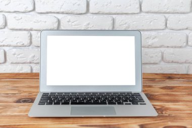 ahşap masa laptop boş ekran