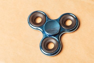 Kitap ve spinner eski ahşap tablo.