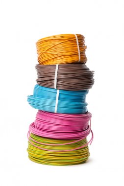 Beyaz arka plan üzerinde izole elektrik kabloları, enerji ve teknoloji donatımı