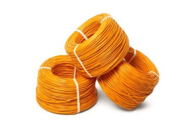 Beyaz arka plan üzerinde izole elektrik kabloları, enerji ve teknoloji donatımı