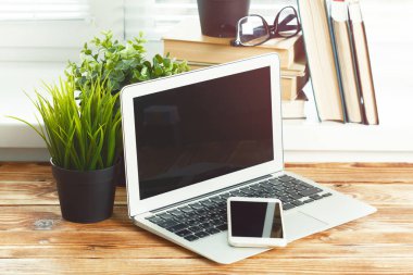 Çalışma alanı. ahşap masa laptop boş ekran.