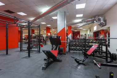 Modern spor salonunda aletleri