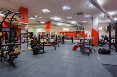 Modern spor salonunda aletleri