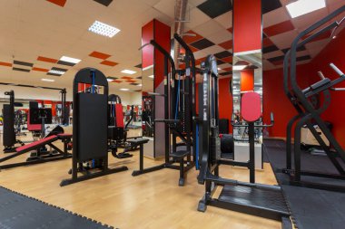 Modern spor salonunda aletleri