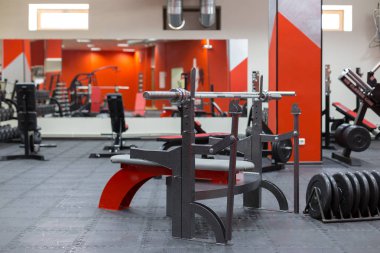 Modern spor salonunda aletleri