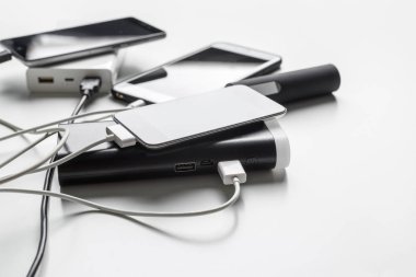 Tablo arka plan üzerinde akıllı telefonlar ile güç şarj banka
