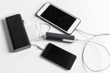 Tablo arka plan üzerinde akıllı telefonlar ile güç şarj banka