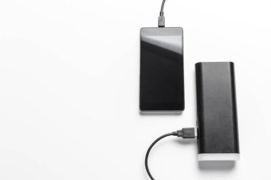 Tablo arka plan üzerinde güç banka ile şarj Smartphone