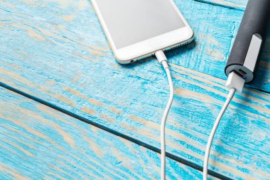 Tablo arka plan üzerinde güç banka ile şarj Smartphone
