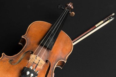 Siyah arka plan üzerine eski kahverengi keman