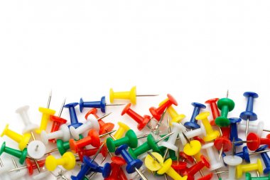 Beyaz arka plan üzerinde izole itme pimleri.