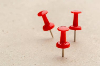 Corkboard arka plan üzerinde kırmızı iğneler