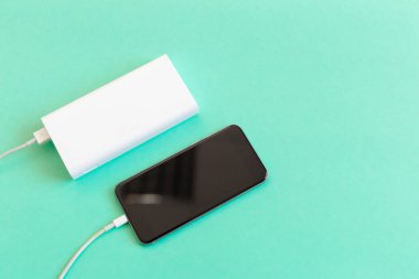 Tablo arka plan üzerinde güç banka ile şarj Smartphone