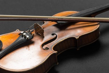 Siyah arka plan üzerine eski kahverengi keman