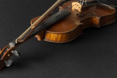 Siyah arka plan üzerine eski kahverengi keman