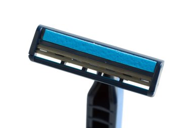 Tek kullanımlık plastik tıraş jilet beyaz arka plan üzerinde