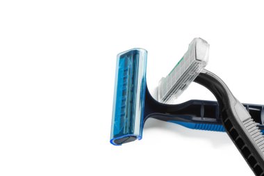 Tek kullanımlık plastik tıraş jilet beyaz arka plan üzerinde