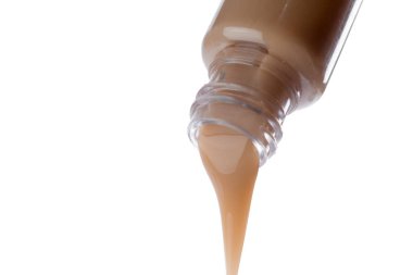 Kozmetik sıvı şişe beyaz arka plan üzerinde izole dökme