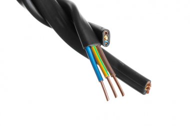 Beyaz arka plan üzerinde izole birçok telleri ile elektrik ekranlı kablo