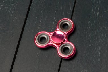 Spinner ahşap bir masa üzerinde kapat.