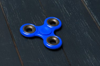 Spinner ahşap bir masa üzerinde kapat.