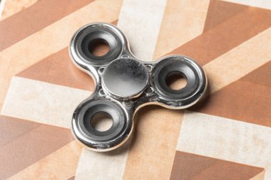 Spinner stres giderici oyuncak taş zemin üzerine kıpır