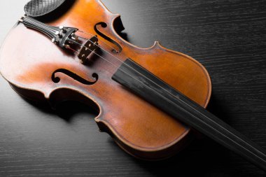 Siyah arka plan üzerine eski kahverengi keman