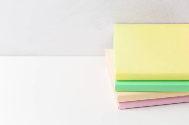 Tablo farklı kitap yığını closeup