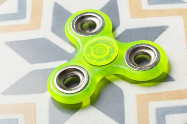 Spinner stres giderici oyuncak taş zemin üzerine kıpır