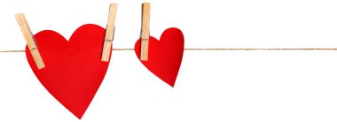 Kalpler karton üzerinde ip clothespins ile gelen 