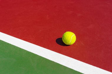 Sahada tenis topları