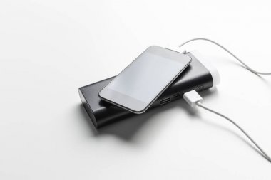 Tablo arka plan üzerinde güç banka ile şarj Smartphone
