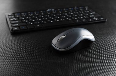 klavye ve fare ofiste tabloda.