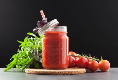 Domates suyu ve taze domates.