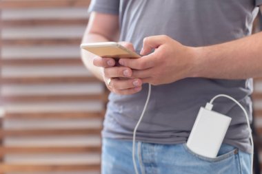 Güç bankasıyla çalışan akıllı telefon