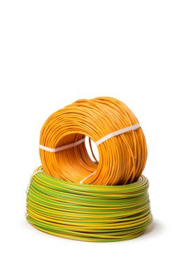 Beyaz arka plan üzerinde izole elektrik kabloları, enerji ve teknoloji donatımı