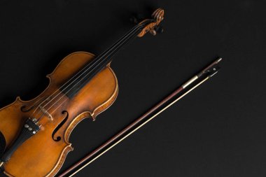 Siyah arka plan üzerine eski kahverengi keman